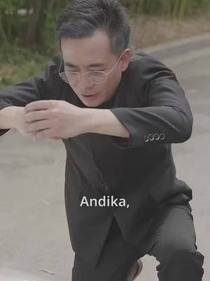 Anak buangan yang bisu. Kini kembali untuk balas dendam: angkat atau hancurkan keluarganya!