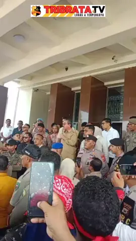 Gubernur Maluku Marah-marah  Ambon, TRIBRATA TV 24 November 2025, di kantor DPRD PROVINSI MALUKU, GUBERNUR Maluku, Hendrik Lewerissa diseruduk Aliansi Massa Seram Bagian Timur (SBT). Video tersebut telah di unggah di berbagai Platform Media Sosial dan menuai Kritik, sindiran dan cibiran dari berbagai kalangan. Tak luput dari berbagai aktivis di Ambon bahkan mahasiswa asal Maluku di Jakartapun memberikan reaksi... Nantikan informasi selengkapnya di Website TRIBRATA TV  #gubernurmaluku  #hendriklewerissa #videoviral #aksimassasbt #tribratatv 