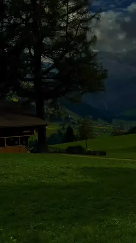 Bazen insanlar “iyi olmak” ile “kendini yok saymak” arasındaki ince çizgiyi fark etmez. Seni herkese yaran biri sandıklarında, sen de gerçekten öyle olmak zorunda hissedersin. Ve fark etmeden kendini tüketirsin… Sırf kırılmasınlar, darılmasınlar, üzülmesinler diye, yavaş yavaş kendi varlığının sesini kısmaya başlarsın. Oysa iyi insan olmak, kendini unutmak demek değildir. Bazen en büyük iyilik, kendine sadık kalmaktır. Kendini korumak, sınırlarını bilmek, hayır demeyi öğrenmek… Bunlar bencillik değil; ruhunu ayakta tutan görünmez direklerdir. Ve bir gün, içindeki ses “Ben de buradayım” diye fısıldamaya başladığında anlarsın: Asıl mesele kimseye yaranmak değil; Asıl mesele kendinden vazgeçmemektir. Belki de insan, ancak kendisi olmayı göze aldığında gerçekten iyi olabilir. Çünkü başkasının iyisi olmak kolaydır… Zor olan, kendine karşı dürüst kalabilmektir. 🌊 Eğer bu satırlar ruhunuza dokunduysa, kelimelerin kıyısında buluşmak için takipte kalın @sirdenizi 🎙️ Seslendirme: Mazlum kiper  📘Via : @bookiosturkiye  #mazlumkiper #siir #seslendirmesanatçısı #alıntı #şiirsokakta