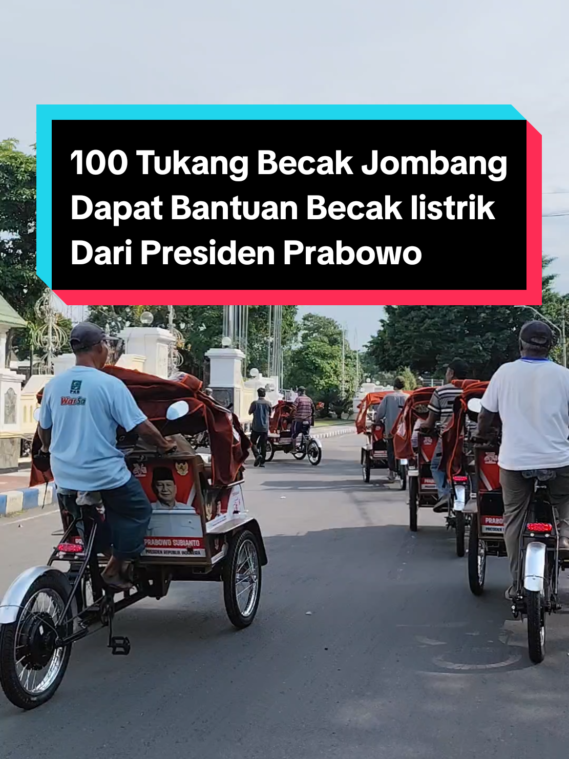 Sebanyak 100 tukang becak di Kabupaten Jombang menerima bantuan becak listrik (betrik) dari Presiden Republik Indonesia, Prabowo Subianto, pada Senin (24/11/2025). Penyerahan becak listrik ini dilakukan di Pendopo Kabupaten Jombang, dihadiri oleh Wakil Bupati Jombang, Salmanudin Yazid (Gus Salman), perwakilan dari Forum Komunikasi Pimpinan Daerah (Forkopimda) Kabupaten Jombang, serta Wakil Ketua Umum Yayasan Gerakan Solidaritas Nasional (GSN), Nanik S Deyang.* #becaklistrik  #prabowo 