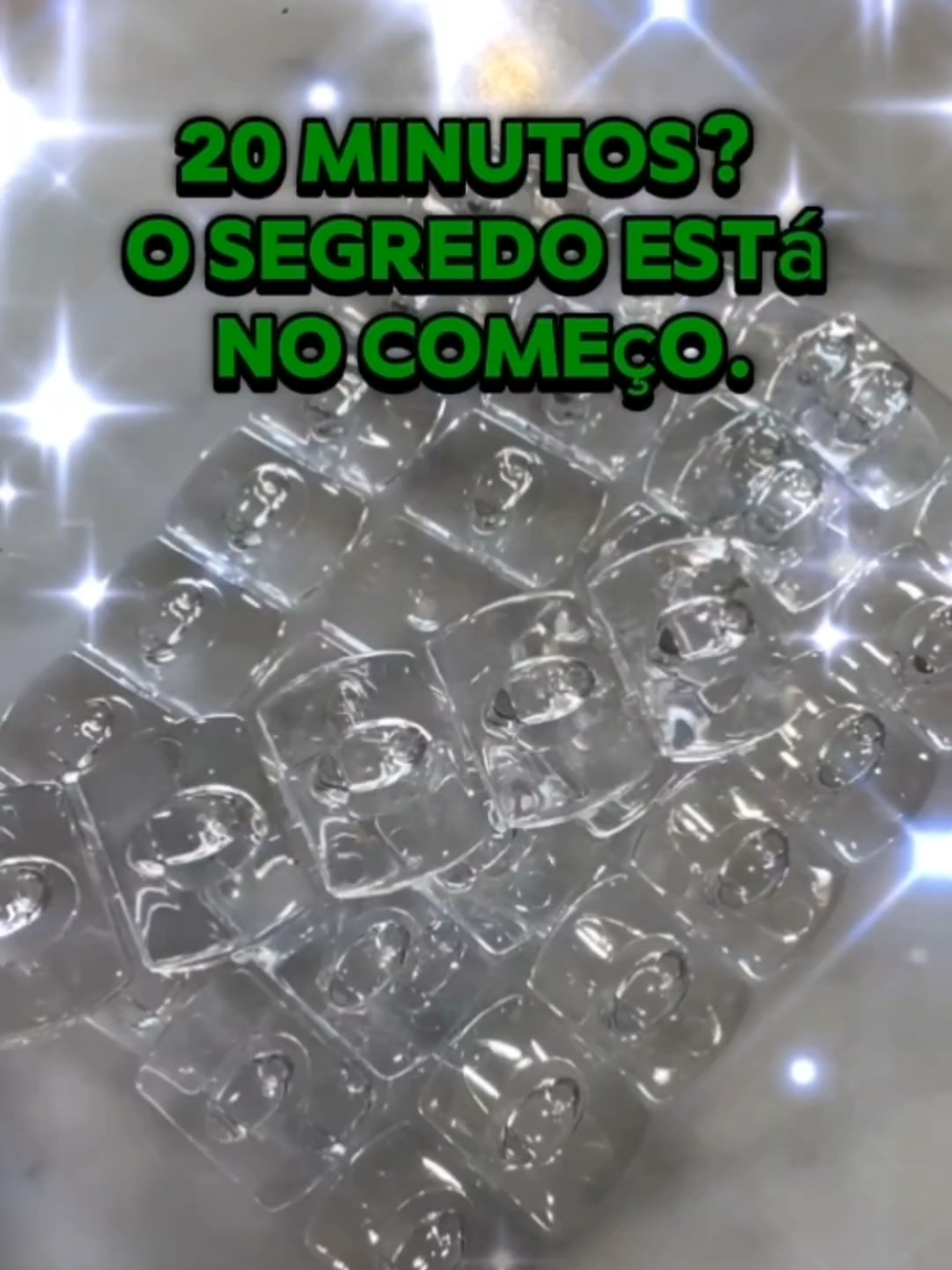 Em 20 minutos, a mágica está feita! ✨ Quer o segredo? Ganchos adesivos transparentes! ​Chega de prego, fita, ou passar horas pendurando luzes. 🙅‍♂️ Esse método simplificou a decoração do corredor e deu um up instantâneo no ambiente. ​Se você está adiando a decoração de Natal/Fim de Ano por causa da trabalheira, esse vídeo é para você! ​➡️ Qual é a sua melhor dica de decoração de Natal 