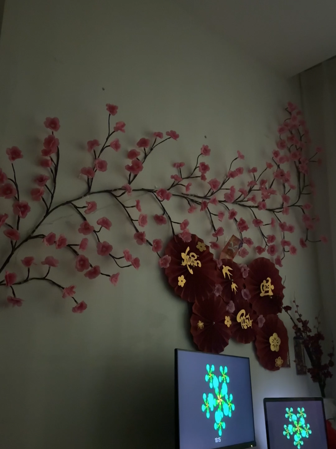 Mình dán lên tường bê tông luôn, uốn theo hình vòng cung, tới giờ mấy tuần vẫn y nguyên. Dây cành thì mềm, dễ tạo hình. Ánh đèn nhìn ấm áp, cứ treo lên là thấy không khí Tết ùa về. #phukientrangtritet #NhaDepDonXuan #trangtrinha #tetbinhngo2026 #trangtritet #tetbinhngo #hoadao #tet