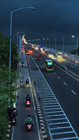 Suramadu aku berjanji akan sebrangimu bersama orang yg tak kalah indah denganmu ❤️🤍#suramadu #fyp #CapCut 