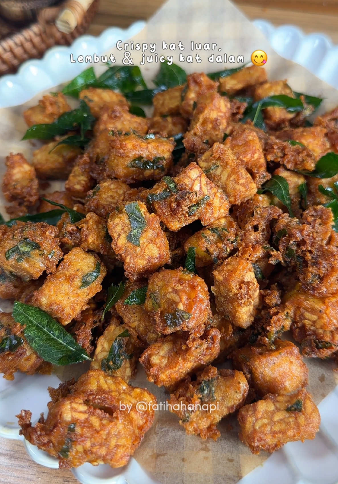 krup krap hujan2 ni 😋 resepi tempe crispy daun kari bahan perap : 🌿tempe  🌿tepung goreng ayam original 🌿tepung jagung 🌿tepung beras 🌿daun kari hiris 🌿serbuk kari 🌿serbuk perasa  🌿serbuk bawang putih (optional) 🌿250ml 1 cawan air . #tempegorengcrispy #tempecrispy #tempedaunkari #tempelovers #reseptempe       