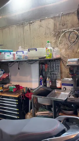 Thường người ta chỉ quan tâm nghề sửa xe này họ lấy công bao nhiêu , chứ ko ai thèm quan tâm đồ nghề , hoá chất phụ trợ để bảo dưỡng con xe . #nghesuaxe 