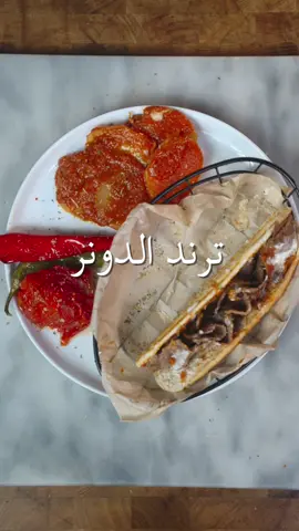 سويت الترند بطريقتي و نقلته لمستوى ثااني 🔥🔥 المقادير :  نص كيلو لحم مفروم بصل  ثوم فلفل مجروش  فلفل بودرة  صلصة طماطم  ......   بابريكا  ملح  زيت زيتون  ورق زبدة  طماطم  فلفل اخضر و احمر  للصوص :  زيت زيتون  بصل  ثوم طماطم معلّبة فلفل اسود  ملح  بابريكا  .....  .....  ماء  بطاطس  خبز صامولي  طحينة