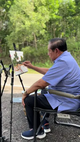 Momen langka! Di tengah perjalanan menuju Pacitan, Pak SBY spontan berhenti di warung degan di Desa Guwotirto, Wonogiri dan langsung melukis on the spot! Pemandangan jalan berkelok yang indah itu jadi inspirasinya.  Pak SBY hanya membutuhkan 30 menit untuk menyelesaikannya. Kita beri 👍🏻 untuk karya Bapak SBY hari ini. Salut guys! @SBY Art Community  #KIBCentre