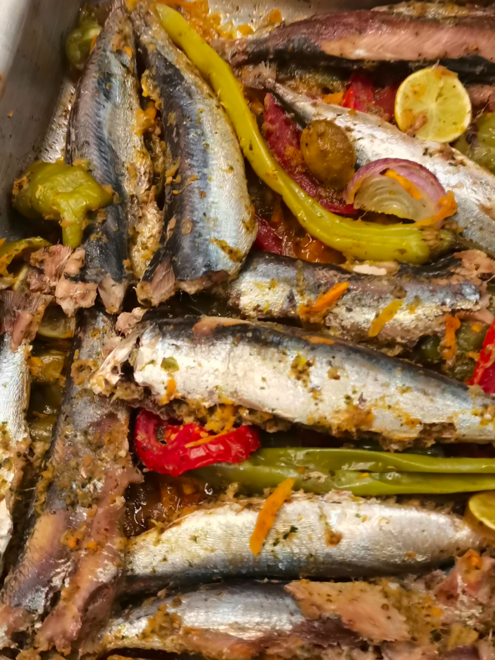 الأكلة اللي بنكد بيها على ولادي 😂 . . . #صنية_سمك_سردين #سمك #طبخ 