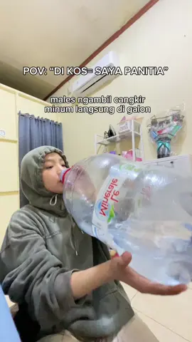 ketika hidup jauh dari pantauan orang tua☝🏻🤪, [scene minum langsung di galon IB: @cilukba ] #anakkost #kost 