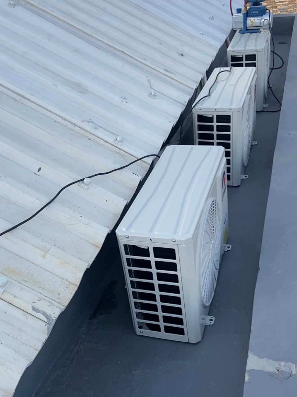 kenapa harus di vacum? AC generasi lama menggunakan jenis refrigeran yang berbeda dan biasanya tidak memerlukan vakum karena oli kompresornya tidak terlalu sensitif terhadap udara. Proses air purging saja sudah cukup. Namun, AC modern menggunakan refrigeran seperti R32 atau R410a yang dipasangkan dengan oli sintetis yang lebih rentan terhadap kelembaban. Oleh karena itu, metode vakum menjadi mutlak diperlukan untuk memastikan kinerja optimal dan umur panjang AC 😉 #acsplit #gree #acjakarta #fyp #viral 