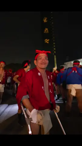 お祭りの中にひとり違った雰囲気の男性が✨ 兵庫県姫路で行われた、灘のけんか祭りで素敵な方をストリートスナップさせていただきました。 足が悪かろうと祭りへの想いは変わらず熱く素敵すぎました。 撮影ご協力ありがとうございました。 ⁡ #streetphotography #ストリートスナップ #祭り #灘のけんか祭り 