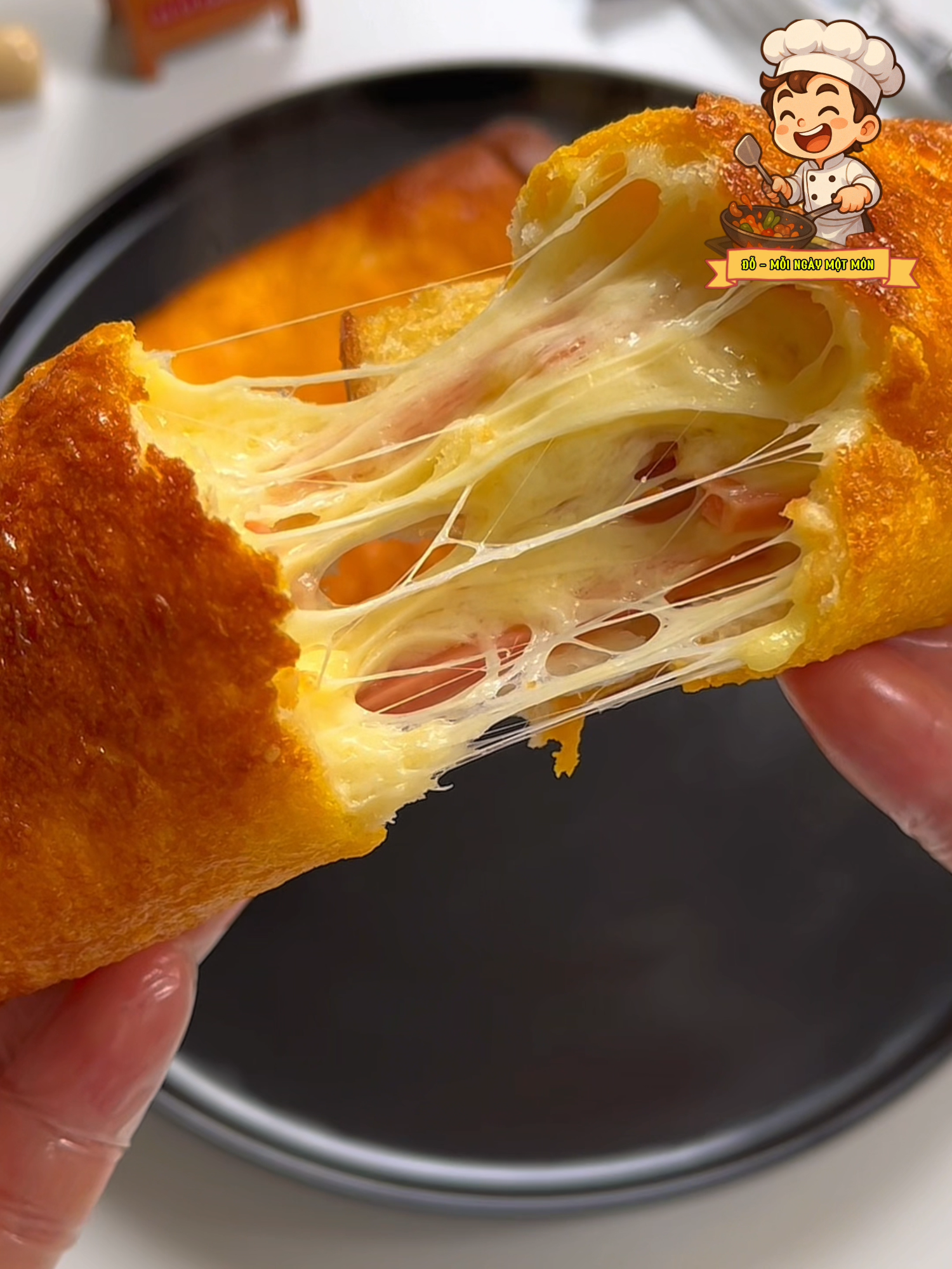 Bánh mì cuộn xúc xích phô mai giòn rụm bên ngoài, cắn vào còn kéo sợi đã mắt. Trẻ con hay người lớn ăn đều mê luôn! #ĐỗMỗiNgàyMộtMón #BánhMìCuộn #PhôMaiKéoSợi #BữaSángNhanhGọn