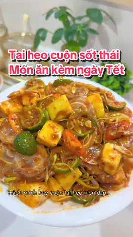 Trả lời @Mèo món tai heo cuộn sốt thái ăn kèm ngày Tết ngon tuyệt vời, đảm bảo hổng có ngán luôn nha. đây là cách mình hay cuộn tai heo tròn đều nè! Mọi người có cách cuốn nào hay chia sẻ cho mình biết với nhé#xuhuong #xuhuongtiktok #monanngon #taiheosotthai #sotthai