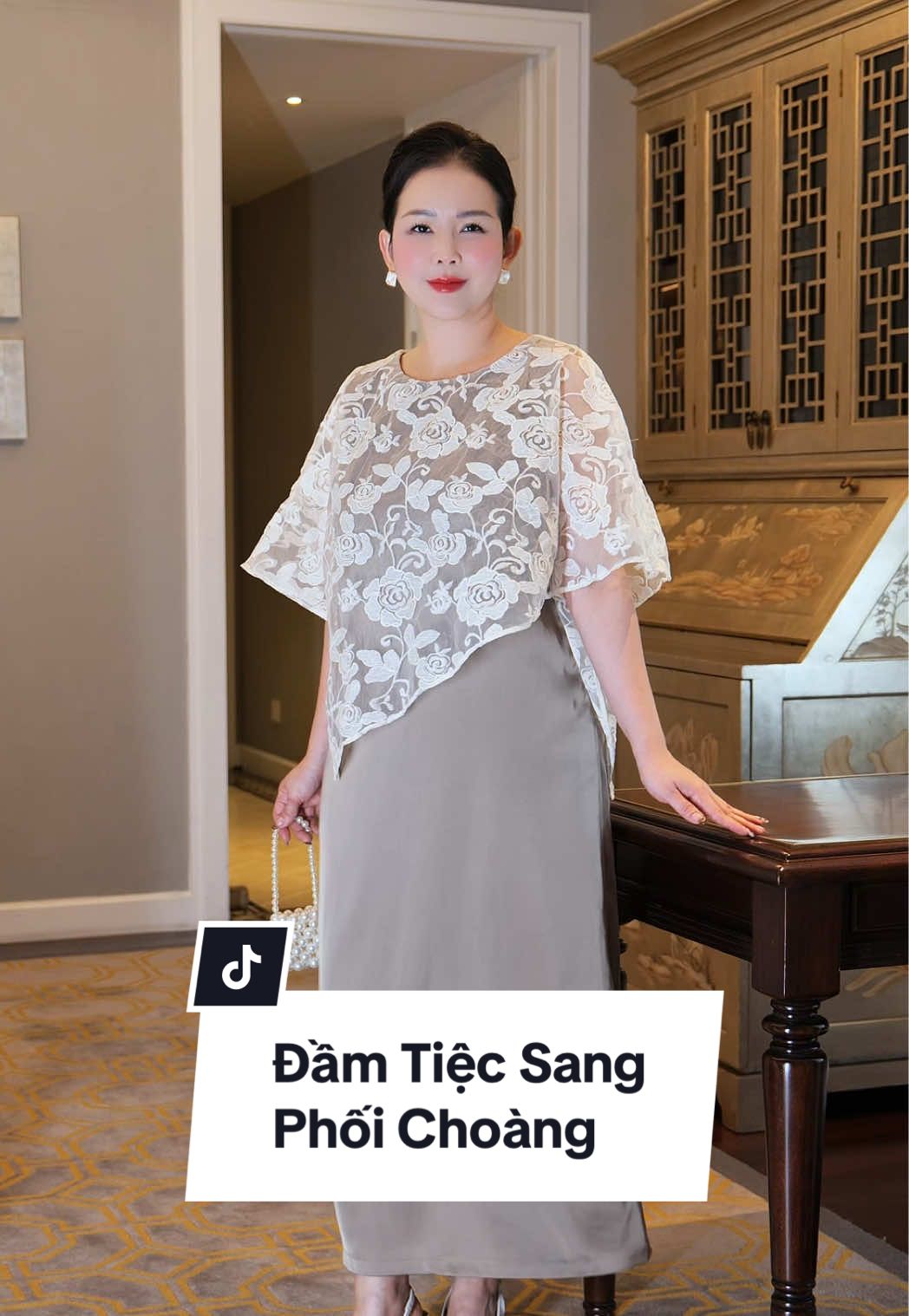 Đầm tiệc trung niên tặng Mẹ lụa phối choàng xéo thanh lịch ——— SKU: D13221 #tangqua #tangquame #damtrungnien #damtiec #damthietke 