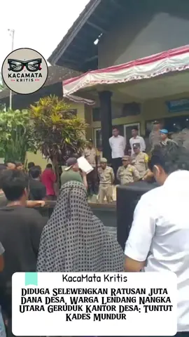 Puluhan warga yang tergabung dalam Aliansi Masyarakat Peduli Desa Lendang Nangka Utara, Kecamatan Masbagik, Lombok Timur, menggelar aksi demonstrasi di depan Kantor Desa pada Senin (23/11/2025). Aksi ini dilakukan sebagai bentuk kekecewaan dan tuntutan agar Kepala Desa mengembalikan dana desa yang diduga diselewengkan sekaligus meminta yang bersangkutan mundur dari jabatannya. Dalam aksinya, massa meneriakkan bahwa kepemimpinan Kepala Desa saat ini dianggap gagal dan merugikan masyarakat. Dugaan penyelewengan anggaran pada sejumlah program desa menjadi pemicu utama kemarahan warga. Situasi aksi sempat memanas karena Kepala Desa enggan keluar menemui massa pada awal aksi. Koordinator aksi, Lukmanul Hakim, mengungkapkan bahwa dugaan penyalahgunaan anggaran desa telah berlangsung sejak awal masa jabatan kepala desa pada tahun 2022. Ia menyebut nilai dana yang diselewengkan tidak kecil, bahkan diperkirakan mencapai ratusan juta rupiah. > “Dana desa yang diambil ini jelas peruntukannya untuk masyarakat. Kami punya bukti, selain dokumen dengan BPD, juga ada surat pernyataan penggantian uang. Tapi bukan makin berkurang, malah makin bertambah,” tegasnya. Beberapa anggaran yang diduga diselewengkan di antaranya: Dana BUMDes tahun 2022 sebesar Rp17 juta Bantuan Rumah Tidak Layak Huni (RTLH) tahun 2023 sebanyak tujuh unit sekitar Rp70 juta Anggaran insentif guru ngaji dan marbot lebih dari Rp40 juta Dana operasional TK/PAUD tahun 2024 sekitar Rp46 juta Anggaran kain kapan untuk masyarakat miskin sekitar Rp16 juta Total dugaan penyimpangan disebut mencapai angka awal sekitar Rp250 juta, namun kini diperkirakan meningkat hingga Rp400 juta. Lukman menyebut Kepala Desa hanya mengembalikan sebagian kecil, yakni Rp23 juta pada Agustus dan Rp70 juta minggu lalu. Karena tuntutannya tak kunjung dipenuhi, massa meminta tiga poin tegas: 1. Semua dana yang digunakan harus dikembalikan 2. Kepala Desa wajib mundur dari jabatannya 3. Ketua BPD juga diminta ikut mundur Dari tuntutan tersebut, Ketua BPD disebut telah menyatakan kesediaannya mundur. “Yang bersangkutan sudah lalai dan tidak layak memimpin desa ini. Aksi ini adalah bentuk perjuangan warga dan akan terus dikawal sampai selesai,” tambah Lukman. Di hadapan massa, Kepala Desa M. Tahir akhirnya muncul dan mengakui dugaan penyalahgunaan dana tersebut serta meminta maaf. Namun ia menolak mundur dari jabatannya, sehingga massa kembali bereaksi dan menyatakan akan terus melakukan aksi lanjutan hingga tuntutan dipenuhi. Jika dugaan penyalahgunaan dana publik dilakukan oleh pemimpin yang dipilih rakyat, maka persoalan ini bukan sekadar angka dan laporan. Ini tentang kepercayaan. Dan ketika kepercayaan hilang, jabatan seharusnya ikut jatuh. #fypシ゚ #danadesa #lomboktimur #demo #beritahariini 