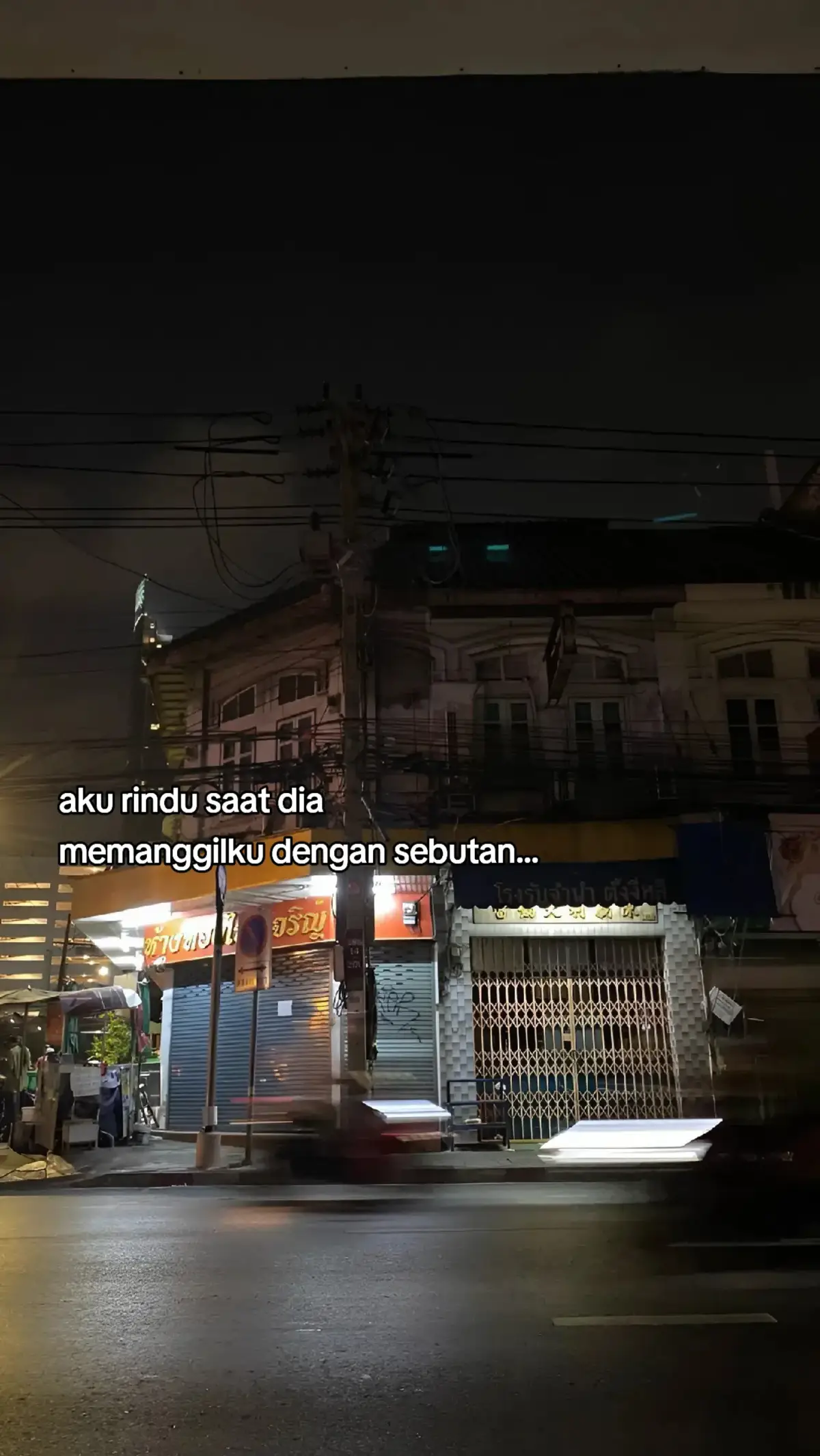 Bahan kulit: 250 gr tepung terigu. 1 bungkus susu bubuk putih. 1 sdm minyak goreng. 2 sdm tepung sagu/tapioka. 1 butir telur. 1½ sdt garam. 500 ml air. Bahan isian: 4 buah sosis, iris tipis. 3 butir telur rebus, potong-potong. Bahan campuran mayones: 180 gr mayones. 35 gr keju cheddar. 1 saset kental manis. Cara membuat: Pertama, campurkan semua bahan untuk kulit, aduk dengan menggunakan whisk hingga rata, halus dan tidak bergerindil. Lalu, ambil satu sendok sayur adonan kulit, buat dadar tipis dengan teflon. Lakukan hingga adonan habis. Sisakan satu mangkuk kecil adonan untuk bahan pencelup. Kemudian, aduk rata bahan campuran mayones. Selanjutnya, siapkan dadar dan oles dengan campuran mayones. Lalu, beri potongan sosis dan telur rebus dan beri campuran mayonaise lagi pada bagian atasnya. Terakhir, lipat adonan risol mayo seperti amplop atau sesuai selera. Selanjutnya, celupkan dalam sisa adonan kulit dan gulingkan pada tepung roti. Bahan pencelup bisa menggunakan adonan kulit, sebab jika memakai kocokan telur dalam resep risol mayo bisa menimbulkan bau amis saat sudah dingin. Terakhir, goreng risol dalam wajan yang sudah berisi minyak panas hingga warnanya keemasan.  Angkat dan tiriskan. #galaubrutal #foryoupage #fyp #gamon #fouryou 