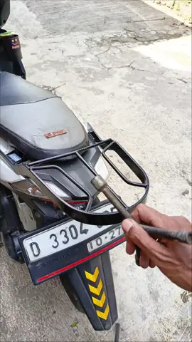 Bracket/ breket box belakang motor bahan dari material plat besi yang tebal, kompatibel bisa di pasang di semua motor beat #bracket #breketbox #breketboxmotor #variasimotor #aksesorismotor 
