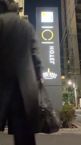 ⁡炎上覚悟で言わせて。 成人式でみんなが着てる、あのテカテカでペラッペラの量産型リクルートスーツ。 正直、ダサすぎて絶対に着たくないし 2.3回しか着ないスーツに数万払うなら、祖父から譲り受けたオーダーのジャケット 100倍カッコいいし「本物」の味がする。 ただ一つ問題なのが、ジャケットしかないこと チェーン店の既製品合わせるとか論外なんで、ジャケットの格に合うスラックスを作れる仕立て屋さん知りませんか？ 本物の紳士服わかってる人 コメントで店を教えて欲しい #fy #ファッション #コーデ紹介 #05 #炎上覚悟構文 