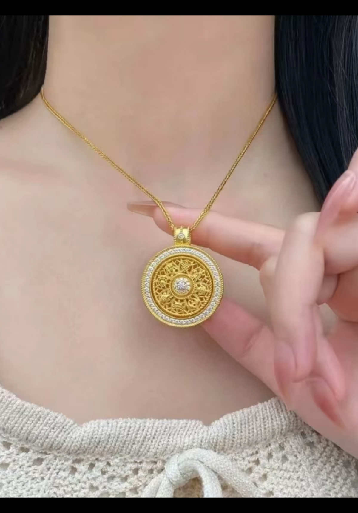 สร้อยคอเข็มทิศมงคลมีความหมายหลักๆ คือ การนำทางไปสู่เป้าหมาย, การยืนหยัดในวิถีทางที่ถูกต้อง, และการนำพาโชคลาภและความมั่งคั่ง #สร้อยคอเข็มทิศมงคล #สร้อยคอเข็มทิศมงคลหมุนได้ #สร้อยคอมงคล #เครื่องราง 