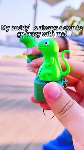 My buddy’s always down to go crazy with me #kitchen #lizards #friends #fyp 
