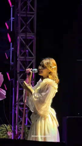 Kalo ga salah liat ini Minzie kira dia bidadari, jujur unreal banget…. Sampe merinding denger suara estetiknya Nadin 🤤😆 Terima kasih telah hadir ke COMMVAGANZA 9.0 @nadin⋆.ೃ࿔*:･ ✨ #COMMVAGANZA #COMMVAGANZA9.0 #COMMVAGANZA2025 #NadinAmizah #PicnicMusicFestival