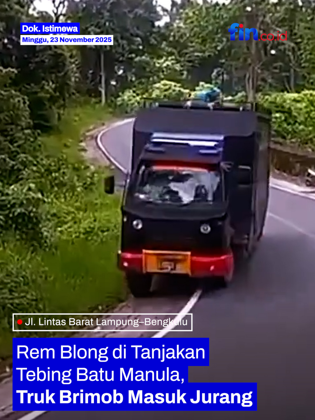 Sebuah truk Brimob jenis Hino Dutro terperosok ke jurang sedalam 30–50 meter di tanjakan Tebing Batu Manula, jalur rawan kecelakaan di Jalan Lintas Barat perbatasan Lampung–Bengkulu, Minggu siang sekitar pukul 12.00 WIB. Truk yang melaju dari Lampung menuju Bengkulu itu diduga mengalami rem blong saat melewati turunan curam dan tikungan tajam.  📍 Pekon Rata Agung, Kecamatan Lemong, Kabupaten Pesisir Barat, Lampung  Follow biar gak ketinggalan info penting lainnya. 📩 Kerja sama & publikasi: DM #TrukBrimob #Lampung #PesisirBarat #LakaLantas #RemBlong