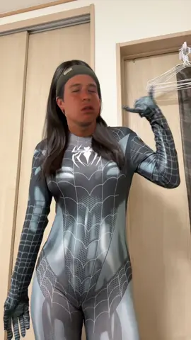 社会の窓全開だけど見えてないからおーけー👌🕸️