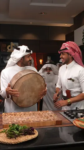 العم خالد بيختبرنا في عريكة الجنوبية🇸🇦😌🔥 سر اللّذة ؟ وصفة خاصة من أم الشيف يوسف الغامدي 👩🏻‍🍳✨ وهو عرك القرص مع معجون التمر والسمن أثناء التجهيز بشرط ان تكون كمية المعجون بسيطة جدا حتى تحافظ على طعمها الاصلي و تزيدها لذه 🔥 مكونات العجينة :  3 اكواب دقيق بر  رشه ملح  ماء بالتدريج حتى نحصل على قوام متوسط  نصف كوب معجون التمر  مكونات السمن :  كيلو زبدة غير مملحة  حجر المرو  نصف كوب دقيق  كوب لبن حسب الرغبة  الطريقة :  تخلط مكونات العجينة الدقيق والملح والماء وتخبز على صاج مانع للالتصاق ثم نقوم بعركها مع معجون التمر والقليل من السمن حتى نحصل على قوام العريكة  طريقة سمن الرضيفة :  سخن حجر المرو جيدا لمدة نصف ساعة على نار عالية واثناء تسخين الحجر نضع الزبدة في قدر مناسب على نار خفيفة حتى تذوب بالكامل وتبدا في مرحلة الغليان  ، ويبدا يتغير لونها قليلا للذهبي مع الحرص ان لا تحترق  ضع الحجر الساخن على الدقيق اولا وقلبه جيدا بعد ذلك نضعه في السمن مع الدقيق المحمص بالحجر ونتركها تغلي بحرارة الحجر  التقديم :  تمر الخلاص سمن  عسل شمع العسل  بالعافية 😍🔥 . #العريكة_الجنوبية #الجنوب #وصفات #طبخ 