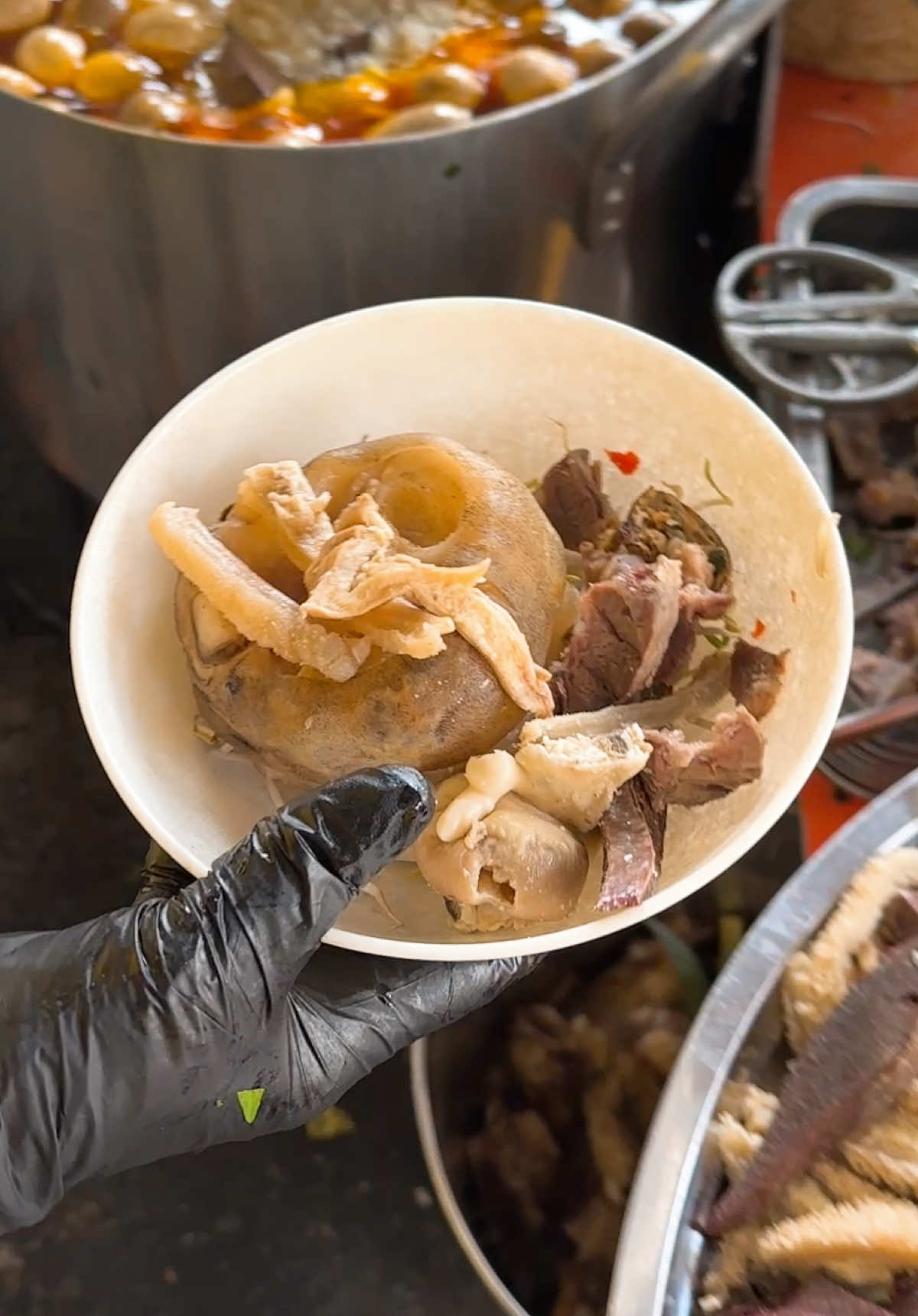 Cháo giò bò mix nạm lòng bò thập cẩm ở Cháo Bò 99 nay lên mood ngon dữ thần luôn nghen cốt 🐮✨ Vị cháo đậm đà, giò bò dai nhẹ, nạm với lòng béo thơm… húp một muỗng là thấy đời dịu lại liền. Hợp cho team cốt tâm sự đêm, team bạn thân mê món ấm bụng, team đi ngang là muốn ghé. Tạt qua làm tô cho ấm bụng, rồi kể nhau nghe mấy chuyện vui nhỏ nhỏ – hợp vibe dễ sợ luôn đó cốt 🫶🔥 #chaobo99 #ancungtiktok #LearnOnTikTok #xuhuongtiktok #riviewanngon 