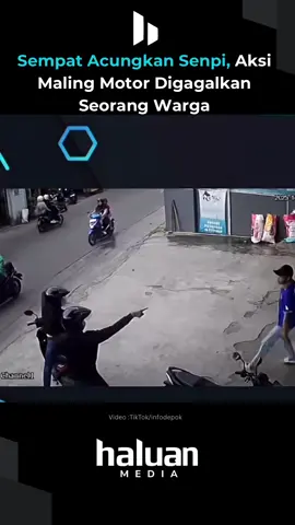 Berita Percobaan Pencurian Motor di Depok, Pelaku Sempat Todongkan Senjata Depok – Aksi percobaan pencurian sepeda motor terjadi pada Senin pagi (24/11) sekitar pukul 08.15 WIB di depan sebuah petshop di Jalan Raya Abdul Gani, Kalibaru, Cilodong, Depok. Kejadian bermula ketika salah satu pelaku turun dari motor dan berusaha mengambil sepeda motor yang terparkir di depan toko. Namun, upaya tersebut gagal setelah pemilik motor tiba-tiba keluar dari petshop dan memergoki aksi pelaku. Melihat situasi tidak aman, rekan pelaku yang menunggu di atas motor langsung mengeluarkan benda menyerupai senjata api (senpi) dan menodongkan ancaman untuk menutupi aksi mereka. Meski demikian, motor tetap gagal dibawa kabur. Keduanya kemudian memilih melarikan diri sebelum warga sekitar berdatangan. Hingga berita ini diturunkan, pihak berwenang belum mengeluarkan keterangan resmi terkait insiden tersebut. Polisi diduga akan melakukan penyelidikan lebih lanjut berdasarkan rekaman CCTV dan keterangan saksi di lokasi.