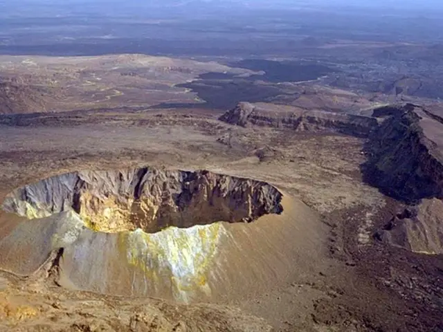 #الجوبي:#حدوث #تساقط غبار أسود يتكون من ثاني اكسيد الكبريت على أجزاء واسعة من اليمن جراء انفجار بركان (هايلي جوبي) ويقع بمقاطعة عفار (اثيوبيا) والذي حدثت بدايته عند الساعة الحادية عشرة صباحا و٣٠دقيقة (بتوقيت صنعاء) من يوم الاحد ٢٣ نوفمبر ٢٠٢٥م والذي يبلغ ارتفاع قمته ٤٩٣متر عن سطح البحر ولم يعرف له ثوران منذ آلاف السنين وغبار البراكين يتكون من الزجاج البركاني ومن شظايا الصخور ومن بلورات معدنية وتشمل:الفلدسبار والبيروكسين والأوليفين والماغنتيت والكوارتز ومن الغازات المتبخرة والمواد الذائبة وعندما تتجمد القطرات البركانية تحبس فيها غازات ثاني أكسيد الكبريت و ثاني أكسيد الكربون وحمض الهيدروكلوريك وحمض الكبريتيك حيث تتفاعل لتكوين هباء الكبريت وحجم الجسيمات البركانية أقل من ١ ميكرون حتى ٢ مليم وهي حادة ومسببة للخدوش، وهي تؤثر بشدة على:الرئة والأنظمة الكهربائية والزجاج والمعادن وهي ضعيفة الكثافة يمكن أن تنتقل لآلاف الكيلومترات وغبار البركان يتسبب في تهيج الجهاز التنفسي وتآكل المعادن وتدهور جودة الهواء وانخفاض الرؤية 