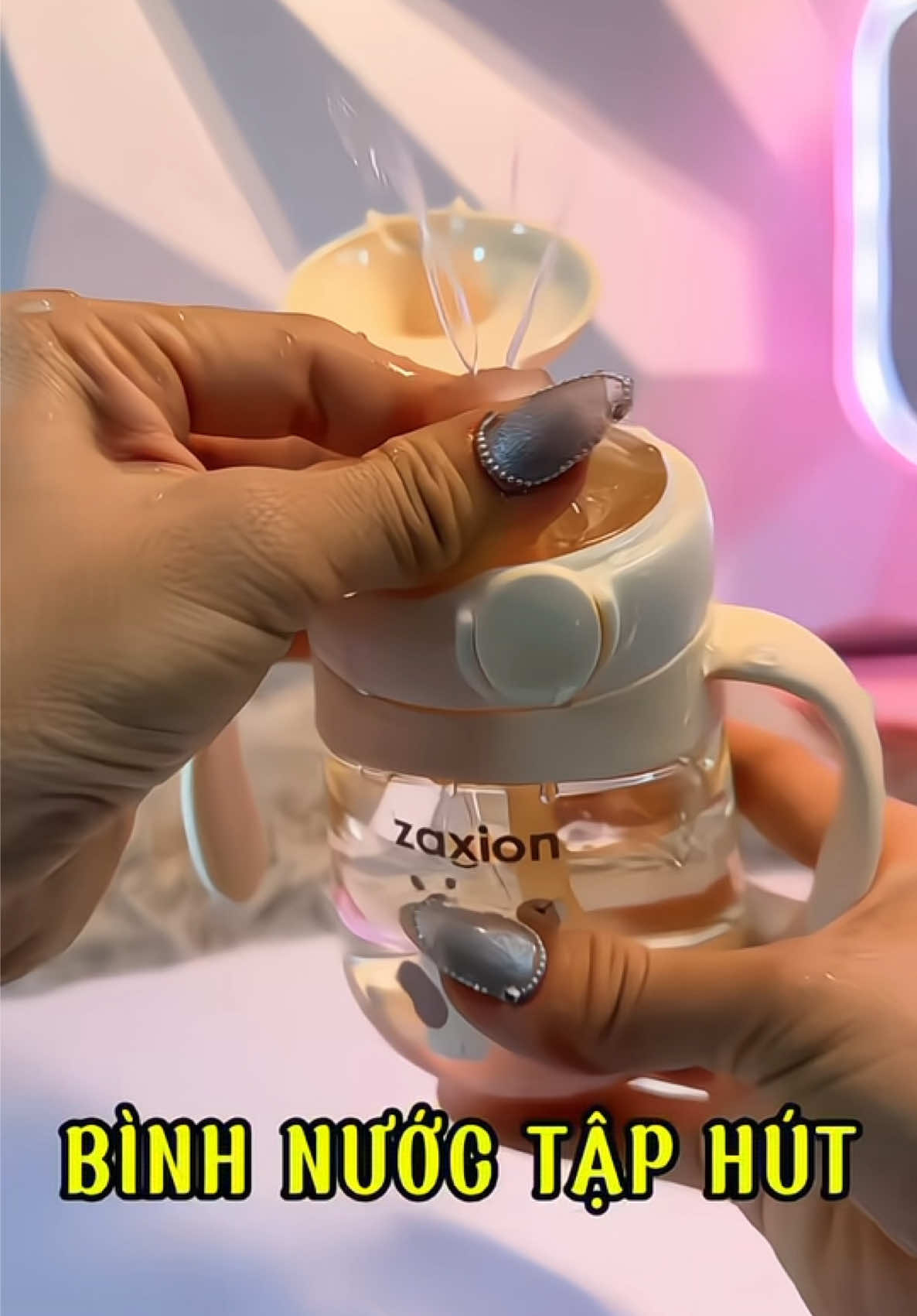 Bình chất lượng mà bé hợp tác lắm nha các mẹ #binhtaphut #binhnuoc #binhnuocchobe #mevabe #mebimsua 