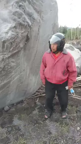 Batu yg jatuh waktu erupsi 19 Nop '25 msh panas sampai hari ini..#semeru #lumajang #bencana #jawatimur #fyp 