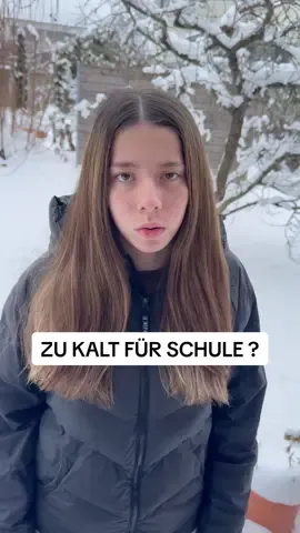 Wer weiss eine gute Ausrede für Valérie, warum sie bei Schnee nicht zur Schule kann? #avafam #vatertochter #schule #familie #winter 