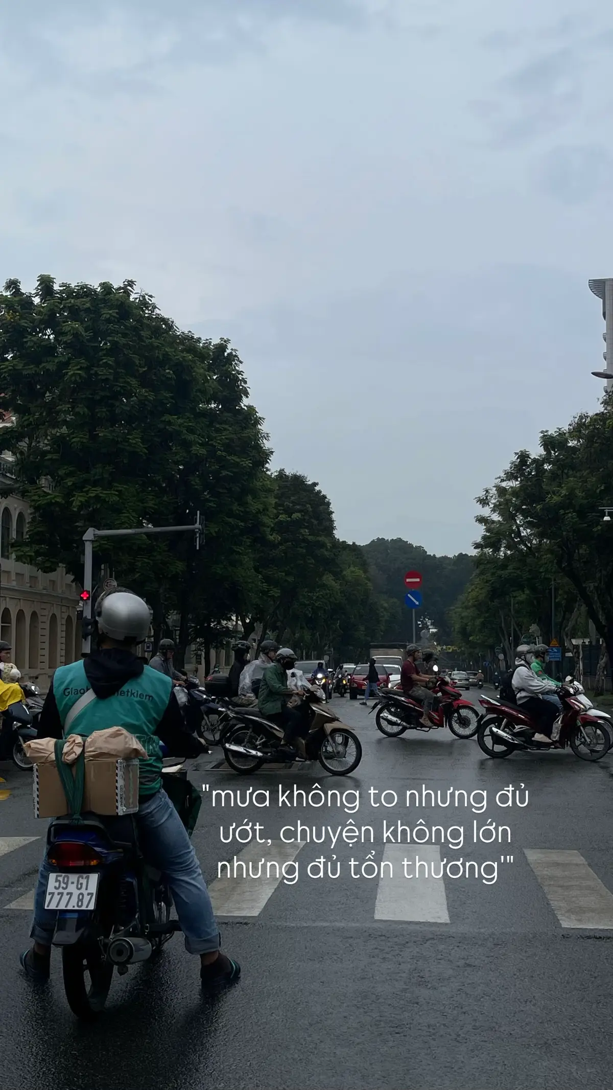 Chiều hôm đó, Sài Gòn đổ một cơn mưa lất phất. Không ào ào, không giông gió, chỉ đủ làm những người trên đường khựng lại một chút, đủ để áo mưa mỏng dính vào da, và đủ làm lòng người hơi se lại. Giữa dòng xe đông nghịt, cậu shipper phía trước em loay hoay kéo lại tấm áo mưa rách một góc, phía sau là những gói hàng buộc tạm bợ, mỗi cái đều là một câu chuyện nhỏ mà cậu phải giao đúng hẹn. Có người chờ, có người chẳng để ý, nhưng cậu vẫn chạy — vì đó là việc cậu cần làm. Em đứng ở vạch qua đường, nhìn dòng người trôi qua, chợt nhớ đến những chuyện khiến mình đau. Không phải vì nó lớn, mà vì nó đủ để làm mình thấy lạnh, giống giọt mưa lăn trên cổ. Một lời nói vô tâm, một sự thất hứa nhỏ, một ai đó quên mất cảm xúc của mình… tất cả đều như cơn mưa nhẹ: không khiến mình gục ngã, chỉ làm trái tim âm ấm rồi lạnh đi lúc nào không hay. Em nhận ra: người ta không chỉ tổn thương bởi bão tố, mà thường bởi những cơn mưa nhỏ — những điều lẽ ra chẳng đáng, nhưng lặp lại đủ nhiều để mệt. Và chiều hôm đó, giữa tiếng xe, giữa mùi mưa, giữa dòng người vội vã, em chỉ tự nhủ một điều: “Đôi khi, điều làm mình đau nhất lại không phải là chuyện to, mà là việc mình đã im lặng chịu đựng quá lâu.” #tiktok #viral #fyp #xuhuong #Love 