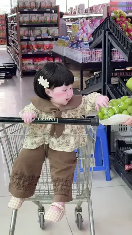 Bé Carrot rất thích ăn nho 😋 #tudocuacarrot #thoitrangtreem #quanaotreem #viral #xuhuong 