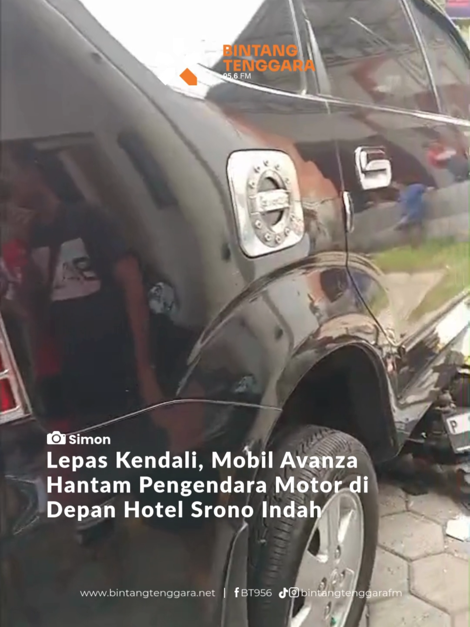 Kecelakaan lalu lintas terjadi pada Senin (24/11/2025) sekitar pukul 09.30 WIB di Jalan Raya Banyuwangi Jember, tepatnya di depan Hotel Srono Indah, Desa Kebaman, Kecamatan Srono. Insiden tersebut melibatkan sebuah sepeda motor dan mobil jenis Toyota Avanza. Kanit Gakkum Satlantas Polresta Banyuwangi, Ipda Andi Restu Darmawan, saat dikonfirmasi membenarkan terjadinya kecelakaan tersebut. Sepeda motor Honda Beat bernomor polisi P-2476-UC yang dikendarai AGI (36), warga Kalipuro, melaju dari arah utara ke selatan. Sesampainya di lokasi kejadian, tiba-tiba dari arah barat tepatnya dari pintu keluar Hotel Srono Indah muncul Toyota Avanza bernomor polisi P-1195-XK yang dikemudikan SCO (64), warga Desa Kumendung, Srono. Menurut keterangan polisi, kendaraan Avanza tersebut diduga lepas kendali, sehingga langsung menabrak sepeda motor Honda Beat dan kemudian menghantam pagar tembok Indomaret di sisi jalan. Akibat benturan tersebut, pengendara motor mengalami luka-luka dan segera dilarikan ke RS Rahayu Medika untuk mendapatkan perawatan. Hingga kini pihak kepolisian masih mendalami penyebab kecelakaan serta memintai keterangan dari para saksi di lokasi kejadian. (Zef/Oki) #lakalantas #srono #banyuwangi #bintangtenggarafm