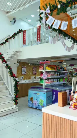 Come chill at Funhan Mart Fairview and make your holidays sweeter with your favorite Korean treats! ✨🎄 Snag your holiday goodies, warm up with your go-to Korean snacks, and enjoy a 40% OFF treat while you’re here! 🇰🇷🍜❤️ And because we love our Funhan fam: 📌 Get 1 signature item for every ₱300 purchase (limit one per transaction) 📌 Complete your loyalty card and redeem a special holiday gift 🎁 Let’s make this Christmas extra festive, extra cozy, and extra delicious — one Korean bite at a time. 🎅🍡 (Redeem completed cards by December 31, 2025) #funhanmart #koreanconveniencestore #fairview #koreandrinks #kfood 