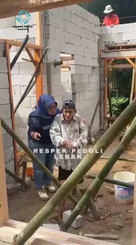 Hari ketiga pembangunan rumah, abah Alman menunjukan bagian rumah yang akan dibuat warung untuknya berjualan. Datang dan jajan ke warungnya abah ya nanti kalo udah jadi. Abah juga menunjukan bagian rumah yang direncanakan untuk kamar tidurnya, kamar mandi lengkap dengan jamban, dapur dan bagian tengah rumah yang ukurannya cukup luas. Membayangkan ia duduk dikursi lengkap dengan meja sambil menikmati kopi hangat dipagi hari. Satu kata yang kami rasa, bahagia. Kebahagiaan abah Alman menular jadi kekuatan semangat bagi kami. Semuanya bukan mampu kami tapi karena kebaikan kalian semua yang percaya pada kami dan sayang sama abah Alman. Terima kasih buat semua orang baik yang nya sudah membantu, berkat kalian semua abah Alman bisa merasakan kebahagian diusia senjanya. Tetap bersatu bersama dalam kebaikan. #bangfadli #respekpeduli #gerbangkebaikan #rumahsinggahrespekpeduli#diorespek