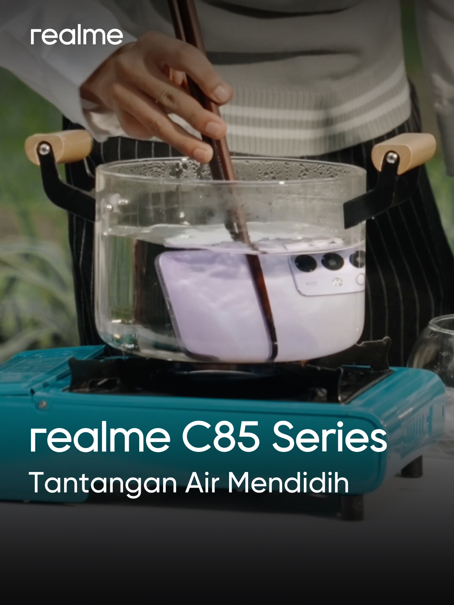 Air masih mendidih… tapi C85 nya kayak nothing happened! 🤯💧 Kita tantang talent buat ngangkat realme C85 Series dari panci panas pakai alat apa aja yang mereka nemu… Dan hasilnya? Masih hidup, masih nyala, masih savage. IP69 Pro sih emang gila! 😂🔥 #realmeC85Series #BateraiUltraTahanAirUltra