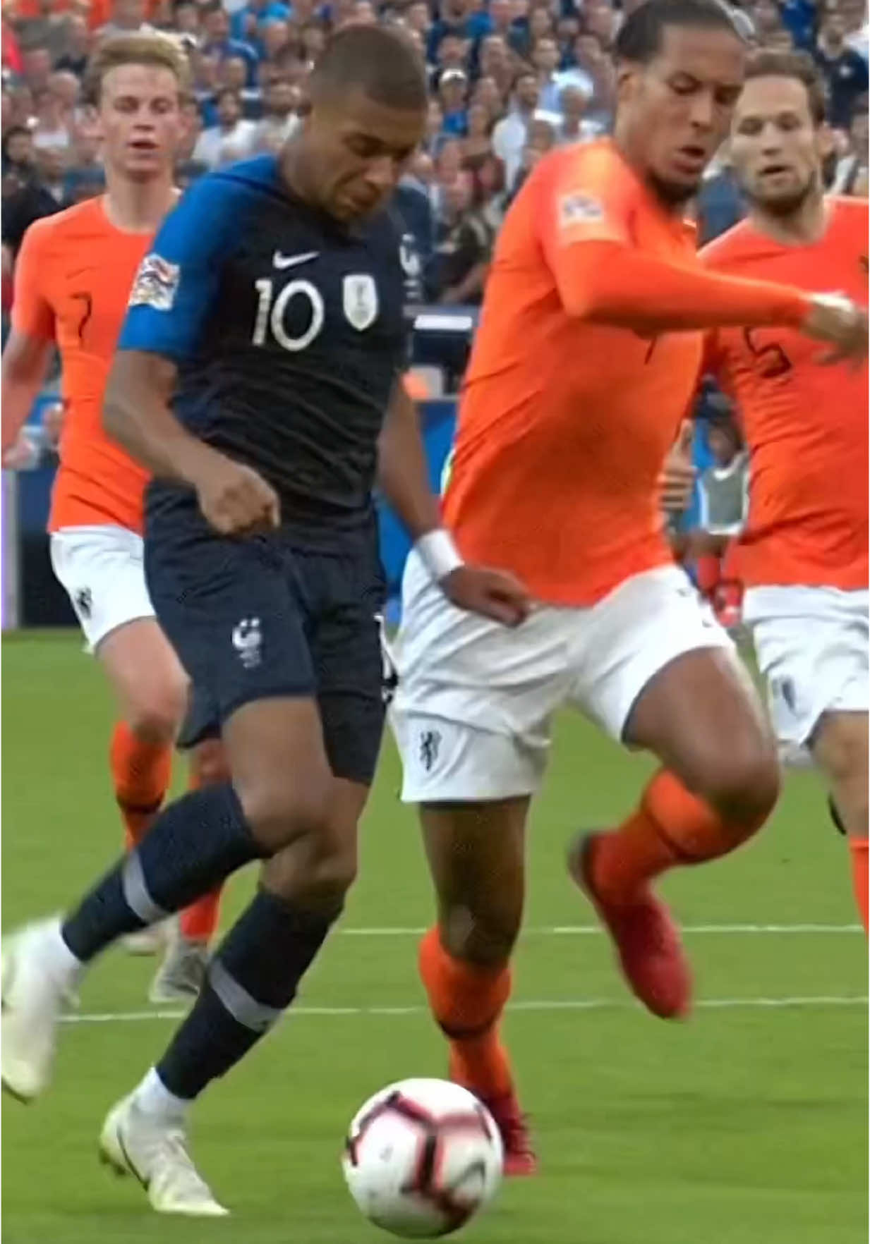 اللاعب الوحيد الذي يخاف منه فان دايك 🤯