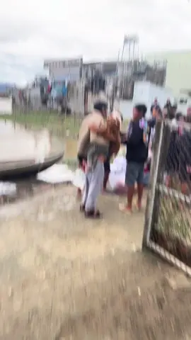 xã Tuy Phước ngập sâu sau bão, đây là cảnh nhận quần áo từ đoàn từ thiện Cảm ơn mọi người đã hướng về miền Trung. #lulutmientrung, #lulutmientrung #lũlụt 