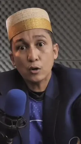 Firdaus Oiwobo (seorang pengacara) menganggap Roy Suryo hanya mencari sensasi. Pernyataan ini muncul di tengah perseteruan hukum dan saling sindir antara keduanya, terutama terkait kasus dugaan ijazah palsu Presiden Joko Widodo. #firdausoibowo #ijazahpalsu #roysuryo #jokowi #fyp 