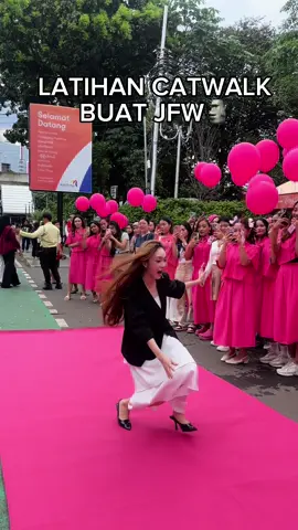 Bisa bisanya dia jatoh lg catwalk😭 #fyp #viral #parfumgenz #parfumtahanlama #catrambutsehat 