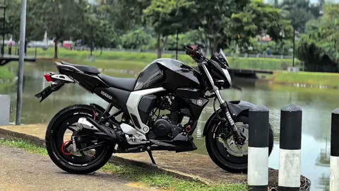 ලගින් තියන් හැඩ බලන්න කවුද අකමැති🖤📌#yamaha #fzv2 #fzmodified #viralvideo #fyppppppppppppppppppppppp 
