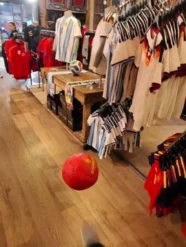 Si este video se hace muy viral, desafiaré a cr7 en un duelo de toques con pelotas de pinpon