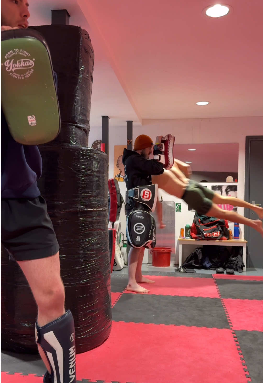 Which style is more effective?  🤔  ______________________________  #finishingmoves #mma #york #muaythai #bjj 