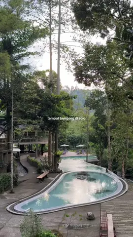 solo bagian wetan tapi 🤣, cocok banget buat bengong mikirin masalah urip?! sing ra rampung rampung masalahe 📍atsiri jawa, tawangmangu ⏰ 10.00 am - 17.00 pm #atsirijawa #placetogo #placetogosolo #restosolo #fyp 