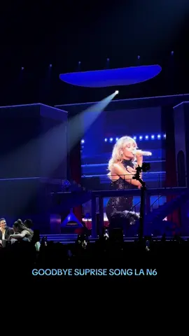 I prayed (manifested) for days like this 👋 #sabrinacarpenter #sabrinacarpentershortnsweet #mansbestfriend🐶 #shortnsweettour @Team Sabrina 