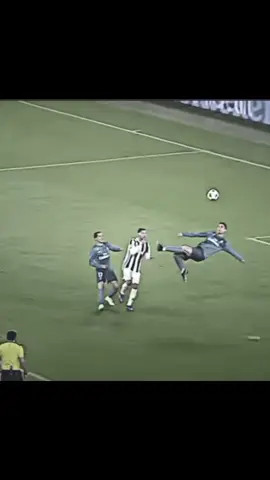 فعلتها وانت صغير وفعلتها وانت كبير 🥹🔥.....  #ريال_مدريد #درافن⚜️ #دايموند #تيم_ملوك_العالم #كرستيانو_رونالدو🇵🇹 